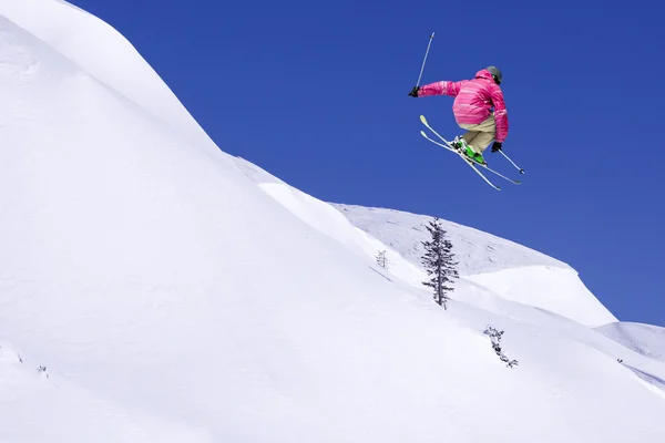 极速滑雪者在跳 — 图库照片