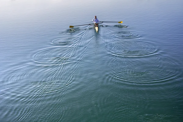 Deux hommes dans un bateau — Photo