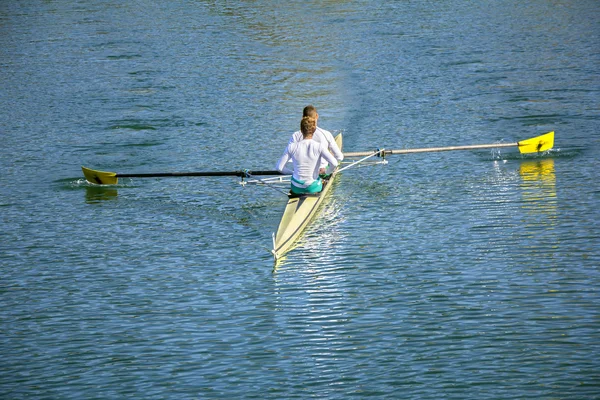 Dos hombres en un barco —  Fotos de Stock