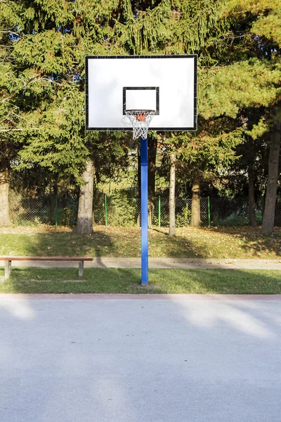 Campo da basket all'aperto — Foto Stock