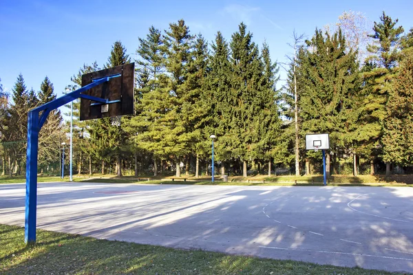Campo da basket all'aperto — Foto Stock