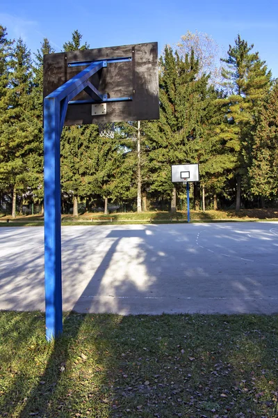 Cancha de baloncesto al aire libre —  Fotos de Stock