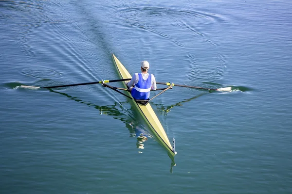 Jonge man roeier in een boot — Stockfoto