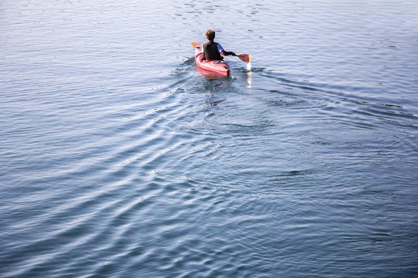 Junger Mann rudert im Boot — Stockfoto