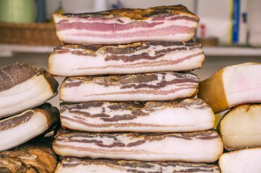 Bir sokak pazarında pastırma füme