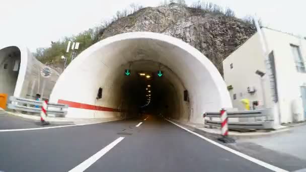 Szybki samochód jazdy przez tunel — Wideo stockowe