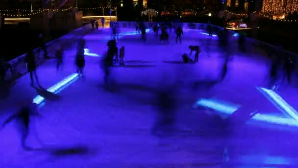 Nacht schaatsen in buiten ijs park — Stockvideo