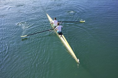 bir tekne içinde iki rowers
