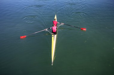 bir tekne içinde iki rowers
