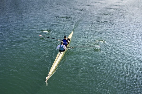 Bir tekne içinde iki rowers — Stok fotoğraf