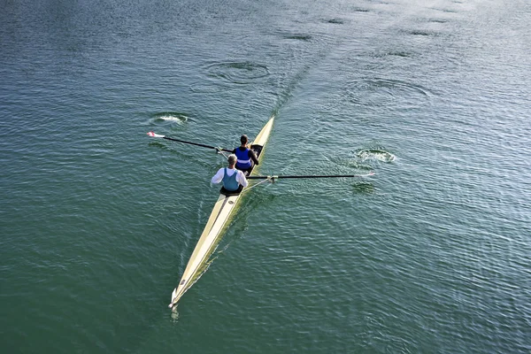 Dos remeros en un barco — Foto de Stock