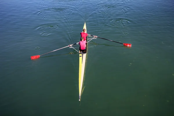 Bir tekne içinde iki rowers — Stok fotoğraf