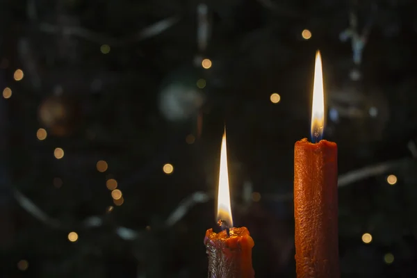 Velas frente al árbol de Navidad —  Fotos de Stock