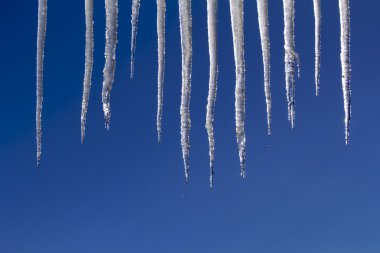 Eriyen buz sarkıtları ve damla