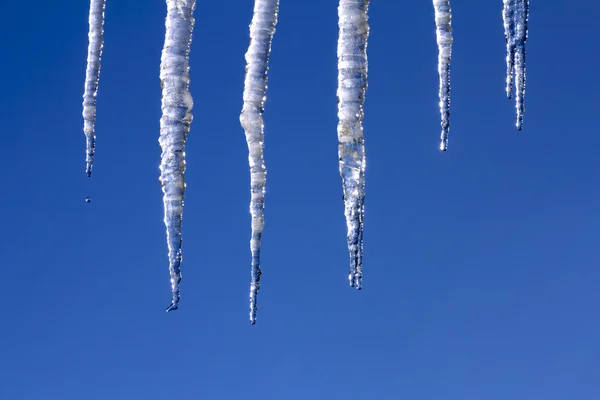 Icicli Scioglimento e gocce — Foto Stock