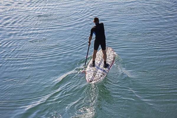 Debout paddle boarder — Photo