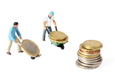 İki minyatür işçi sürücüler euro coins