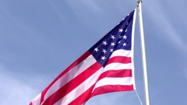 Amerikan bayrağı dalgalanıyor