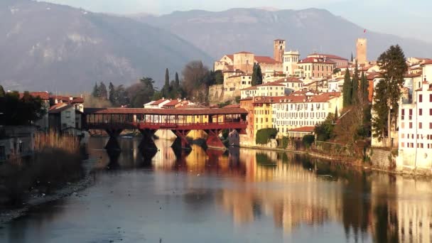 Oude houten brug in Bassano — Stockvideo