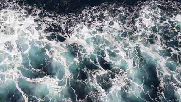 Seawater with sea foam — Stock Video