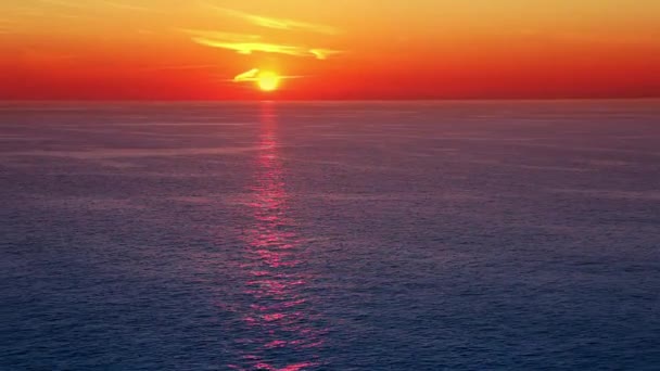 Matahari terbenam di atas laut dari kapal dek — Stok Video
