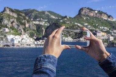 Cep telefonu, Atrani ünlü Amalfi Coa adlı bir kız fotoğraf çekmek kullanın