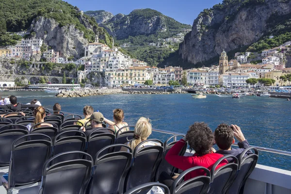 Toeristen dok in de haven Amalfi — Stockfoto