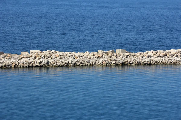 海石とコンクリートのダム — ストック写真