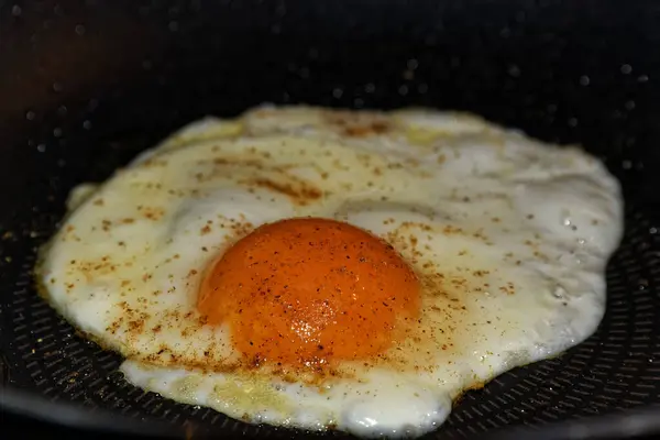 Zbliżenie Zdjęcie Smażonego Jajka Gotowanie Patelni Zdjęcie — Zdjęcie stockowe