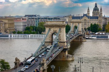 Budapeşte, Macaristan 'daki eski güzel köprü. Tuna Nehri ve Budapeşte 'de panoramik manzara