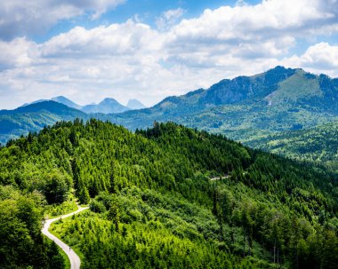 Yeşil ve bulutlu dağ manzarası, Yukarı Avusturya dağlarının panoramik manzarası