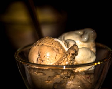 Bir fincan taze ev yapımı dondurma, cam bardakta dondurmanın yakın plan fotoğrafı.