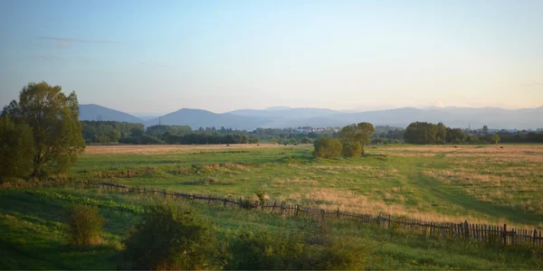 Wunderschönes Panorama auf Felder, Berge und Himmel — Stockfoto