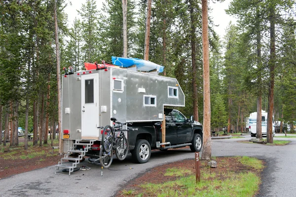 Zelfgemaakte vrachtwagen camper, Yellowstone National Park, Wyoming, Verenigde Staten — Stockfoto
