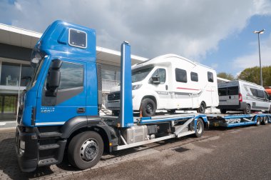 RVs taşıyan kamyon taşıyıcı 