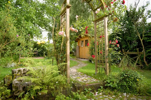 Jardín idílico con rosas — Foto de Stock