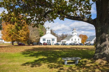 New England sonbaharda. Guildhall, Vermont. Guildhall kilise ve Essex İlçesi Adliye