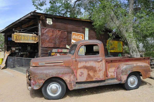Route 66, břestovec, Az, starouši odvoz vozu — Stock fotografie