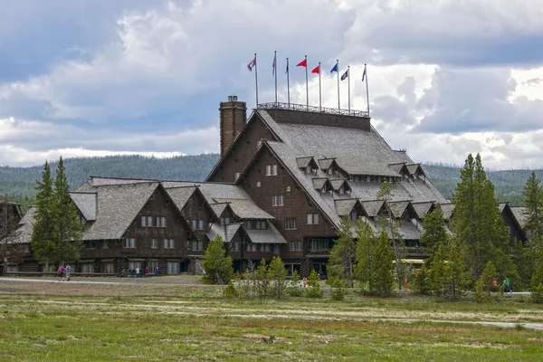 Old Faithful Inn, Parque Nacional de Yellowstone, Wyoming, Estados Unidos — Foto de Stock