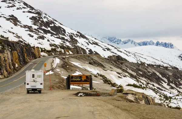 LKW-Camper am Willkommensschild für Alaska — Stockfoto