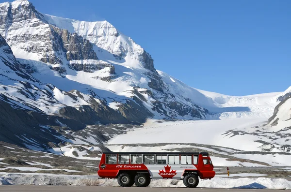 Glaciar Athabasca, Campo de gelo Columbia, Explorador de gelo — Fotografia de Stock