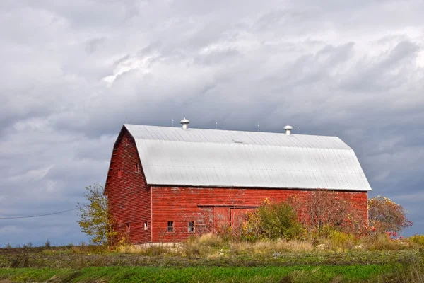 Röd lada, amerikansk landsbygd — Stockfoto