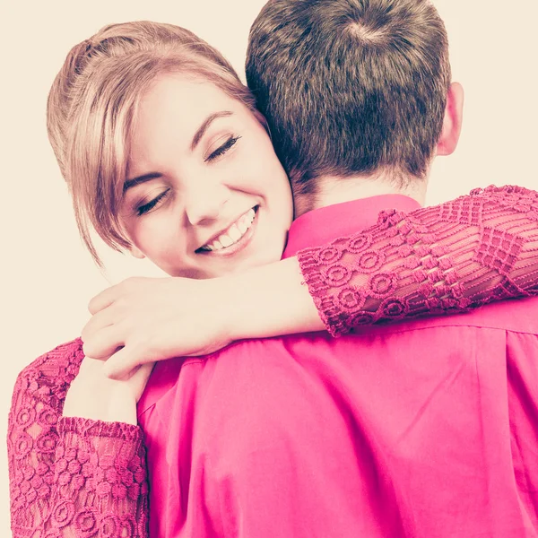 Menina abraçando namorado romanticamente . — Fotografia de Stock