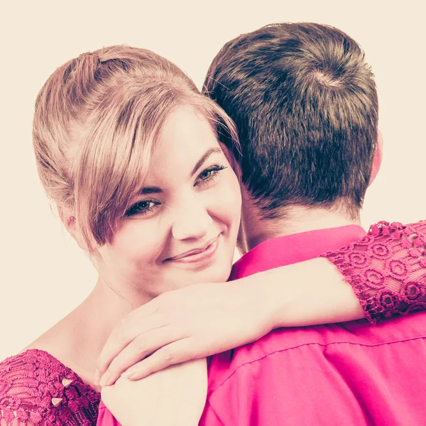 Menina abraçando namorado romanticamente . — Fotografia de Stock