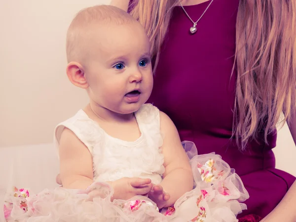 Bebê feliz menina em joelhos mãe . — Fotografia de Stock