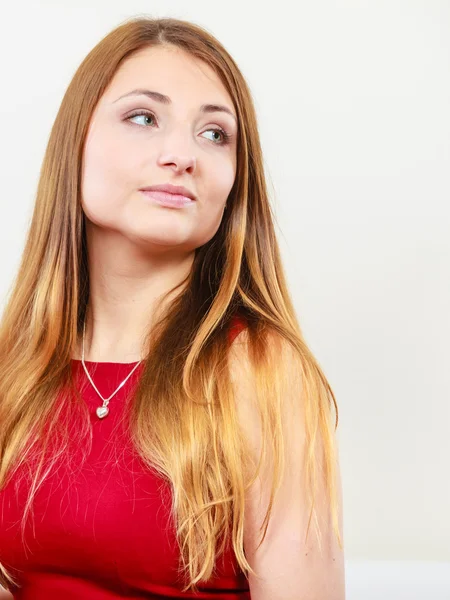 Belleza mujer elegante en rojo . —  Fotos de Stock