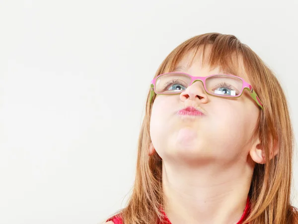 Petite fille drôle dans des lunettes — Photo