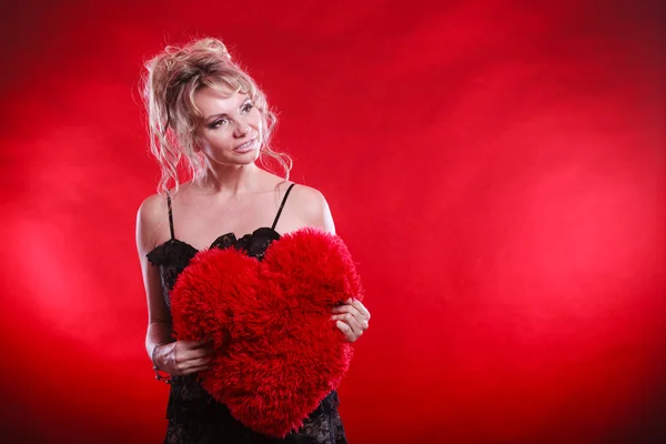 Madura mujer abrazo grande rojo corazón —  Fotos de Stock