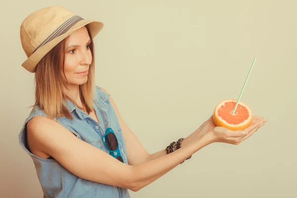 Glad att kvinnan i hatt med solglasögon och grapefrukt — Stockfoto