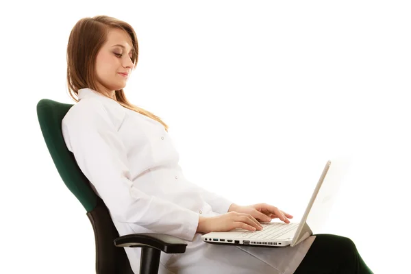 Médico. Mujer médico trabajando en computadora portátil —  Fotos de Stock